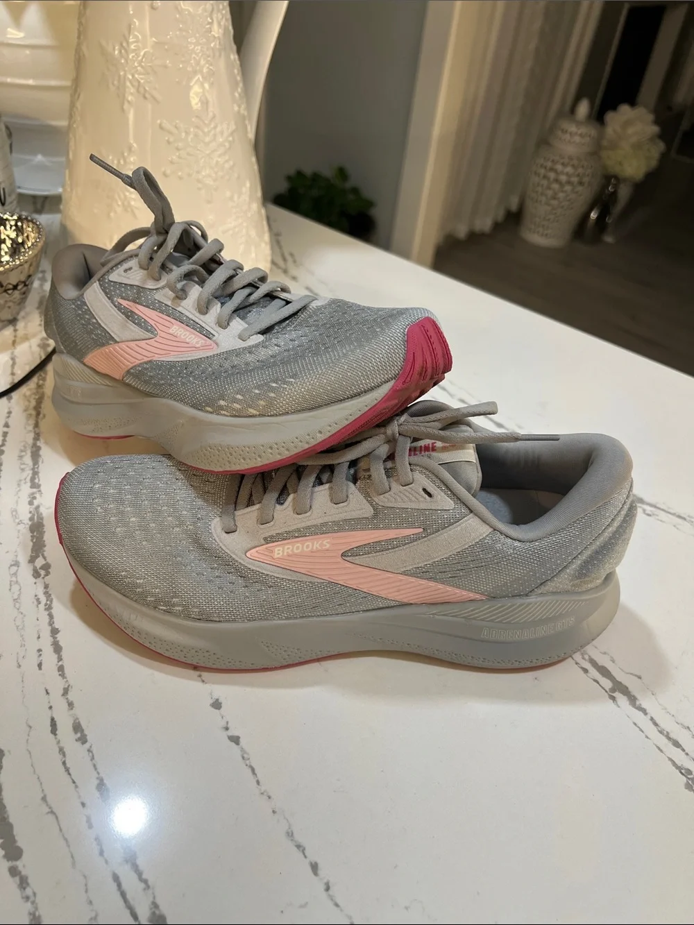 Brooks Women's Gray and Pink Low-Profile Running Sneakers size W10